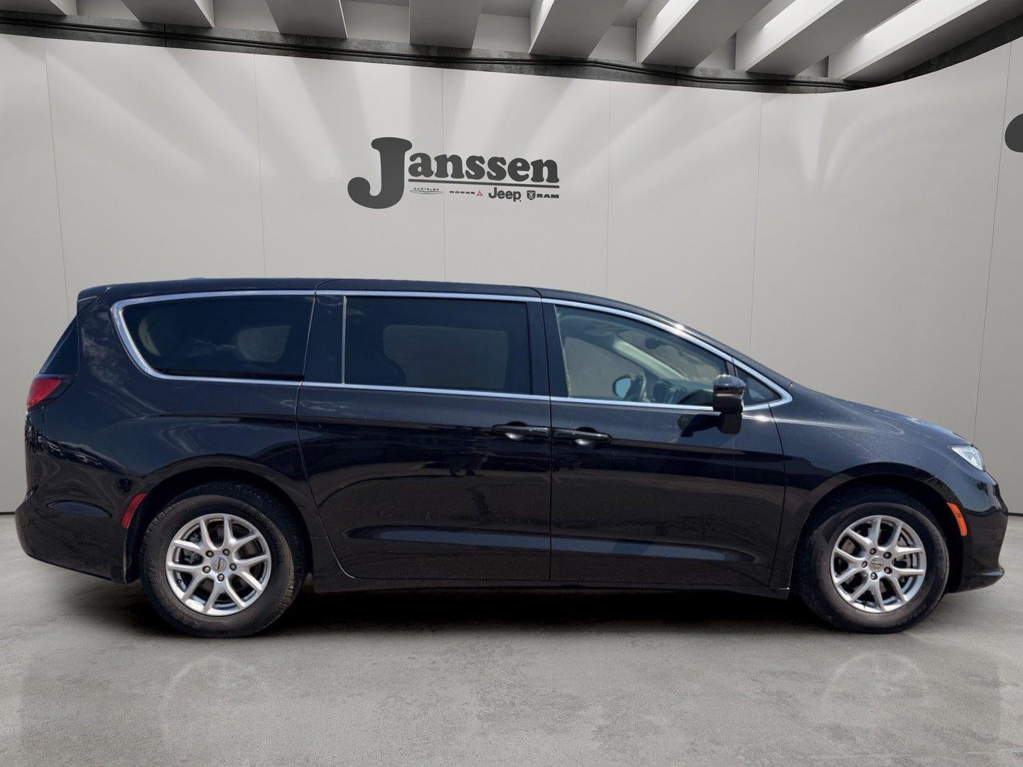2023 Chrysler Pacifica Touring L