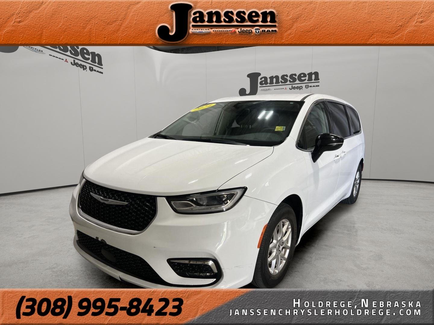 2024 Chrysler Pacifica Touring L's photo