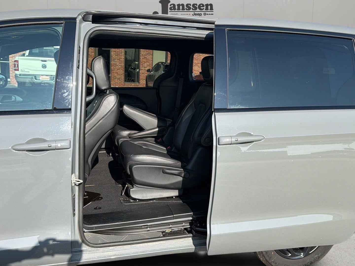 2023 Chrysler Pacifica Hybrid Touring L