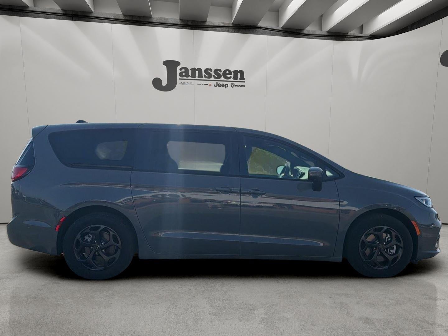 2023 Chrysler Pacifica Hybrid Touring L