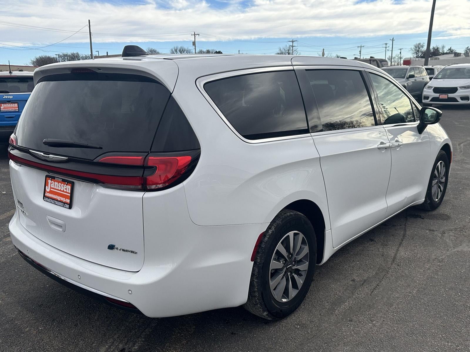 2024 Chrysler Pacifica Hybrid Select