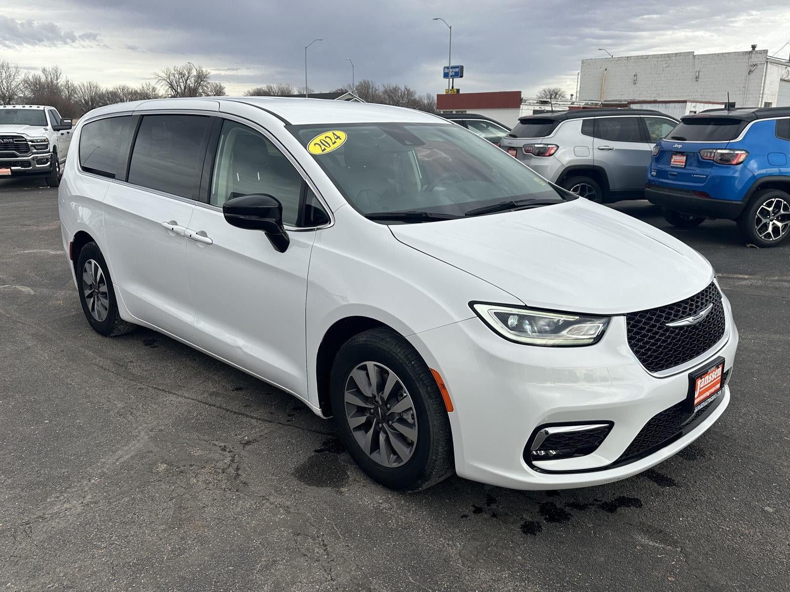 2024 Chrysler Pacifica Hybrid Select