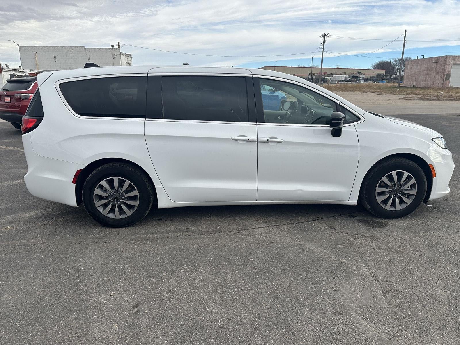 2024 Chrysler Pacifica Hybrid Select