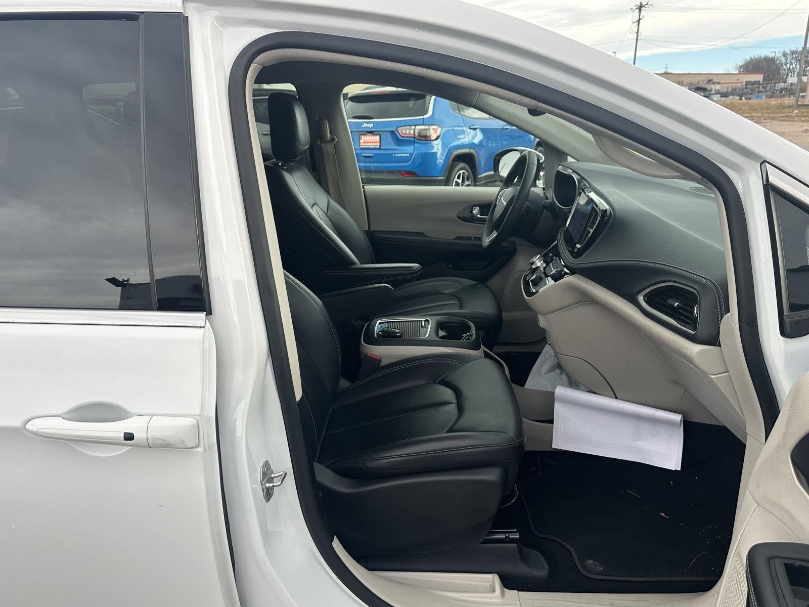 2024 Chrysler Pacifica Hybrid Select